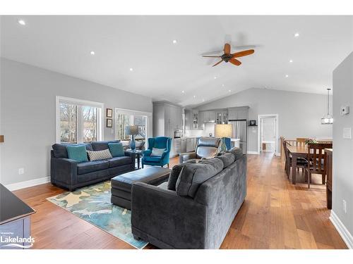 32 Pinecone Avenue, Tiny, ON - Indoor Photo Showing Living Room