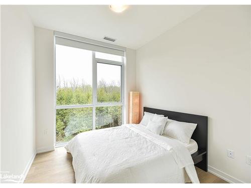 437-415 Sea Ray Avenue, Innisfil, ON - Indoor Photo Showing Bedroom