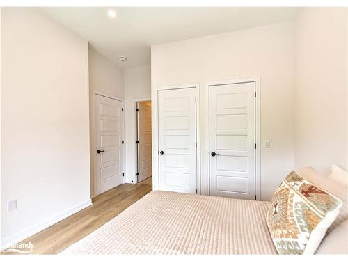 437-415 Sea Ray Avenue, Innisfil, ON - Indoor Photo Showing Bedroom