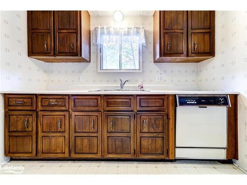 5 Carruthers Street S, Wasaga Beach, ON - Indoor Photo Showing Kitchen