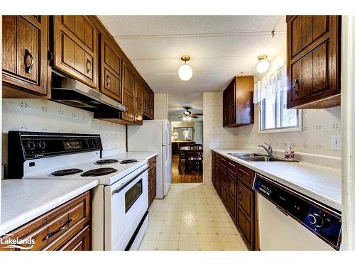 5 Carruthers Street S, Wasaga Beach, ON - Indoor Photo Showing Kitchen With Double Sink