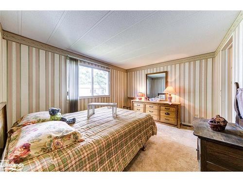 5 Carruthers Street S, Wasaga Beach, ON - Indoor Photo Showing Bedroom