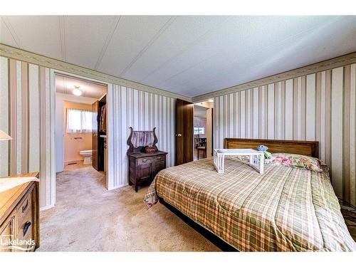 5 Carruthers Street S, Wasaga Beach, ON - Indoor Photo Showing Bedroom