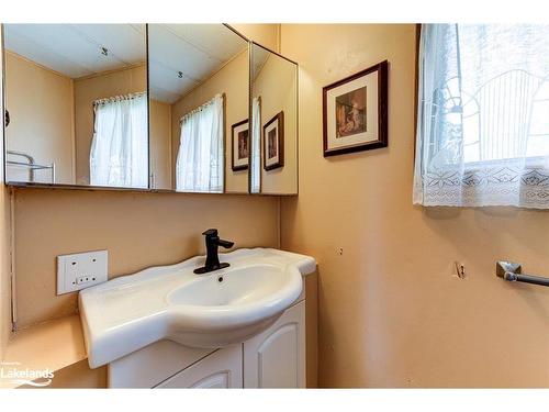 5 Carruthers Street S, Wasaga Beach, ON - Indoor Photo Showing Bathroom