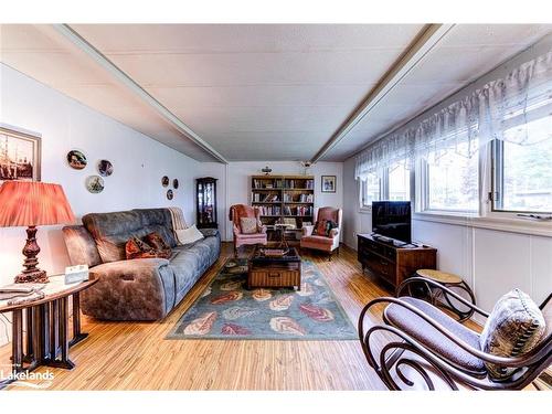 5 Carruthers Street S, Wasaga Beach, ON - Indoor Photo Showing Living Room