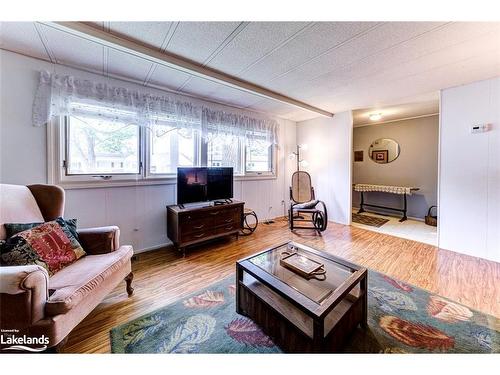 5 Carruthers Street S, Wasaga Beach, ON - Indoor Photo Showing Living Room