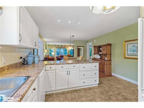 75 Pennsylvania Avenue, Wasaga Beach, ON - Indoor Photo Showing Kitchen