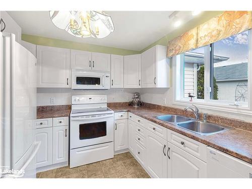 75 Pennsylvania Avenue, Wasaga Beach, ON - Indoor Photo Showing Kitchen With Double Sink