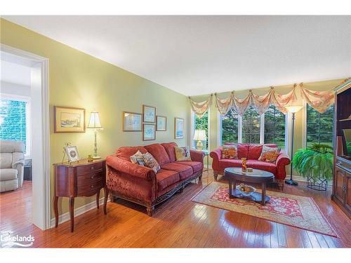 75 Pennsylvania Avenue, Wasaga Beach, ON - Indoor Photo Showing Living Room