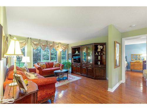 75 Pennsylvania Avenue, Wasaga Beach, ON - Indoor Photo Showing Living Room