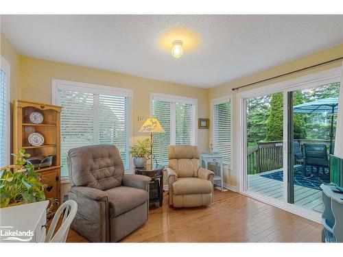 75 Pennsylvania Avenue, Wasaga Beach, ON - Indoor Photo Showing Living Room