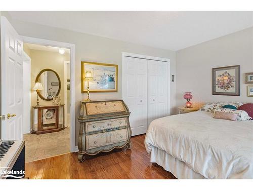 75 Pennsylvania Avenue, Wasaga Beach, ON - Indoor Photo Showing Bedroom