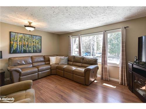 2A Wallis Street, Oro-Medonte, ON - Indoor Photo Showing Living Room