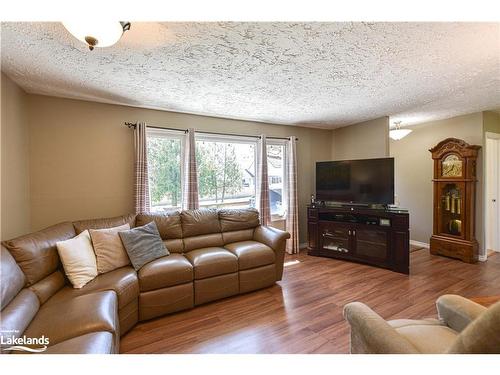 2A Wallis Street, Oro-Medonte, ON - Indoor Photo Showing Living Room