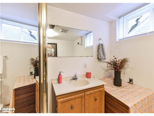 2A Wallis Street, Oro-Medonte, ON - Indoor Photo Showing Bathroom