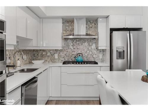 302-3 Tree Tops Lane, Huntsville, ON - Indoor Photo Showing Kitchen With Double Sink With Upgraded Kitchen