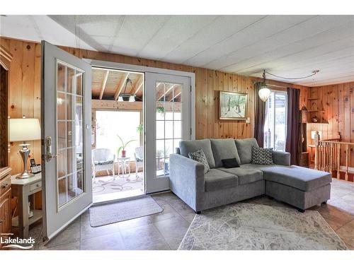 399 Otter Lake Road, Huntsville, ON - Indoor Photo Showing Living Room