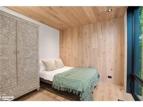 2-1053 Brackenrig Rd Road, Port Carling, ON - Indoor Photo Showing Bedroom