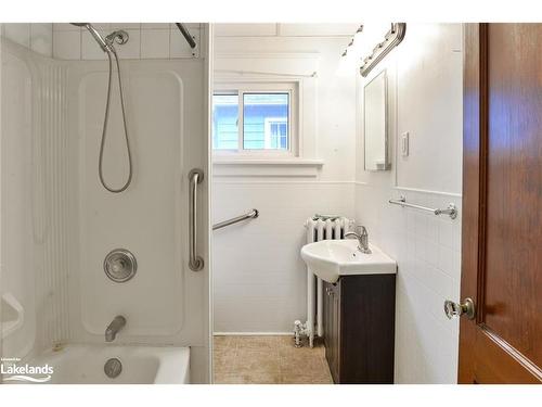 35-37 William Street, Orillia, ON - Indoor Photo Showing Bathroom