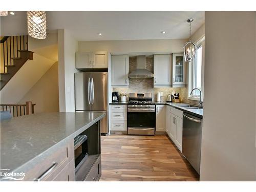 7-106 Alpine Springs Court, The Blue Mountains, ON - Indoor Photo Showing Kitchen With Double Sink With Upgraded Kitchen