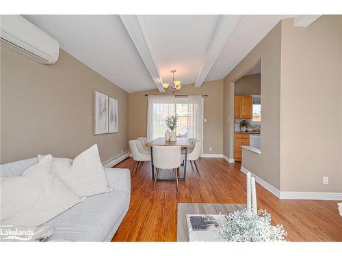 594 Oak Street, Collingwood, ON - Indoor Photo Showing Living Room