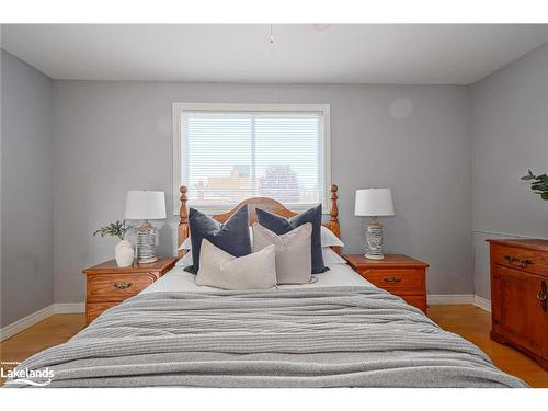 594 Oak Street, Collingwood, ON - Indoor Photo Showing Bedroom