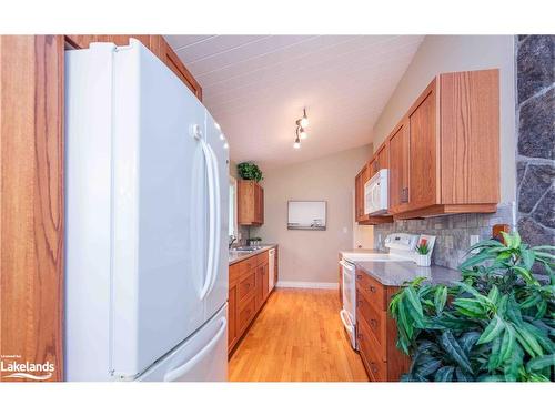 223 Woodland Drive, Huntsville, ON - Indoor Photo Showing Kitchen