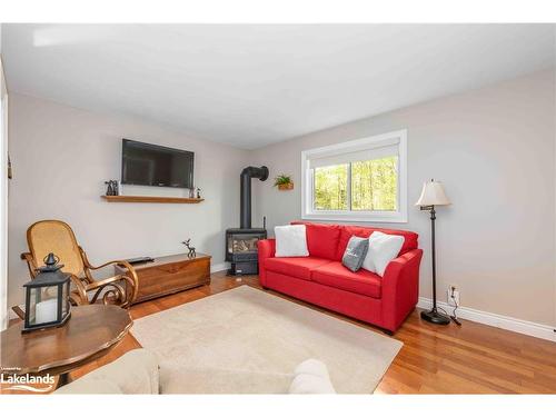 223 Woodland Drive, Huntsville, ON - Indoor Photo Showing Living Room
