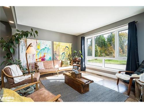 587317 9Th Side Road, The Blue Mountains, ON - Indoor Photo Showing Living Room