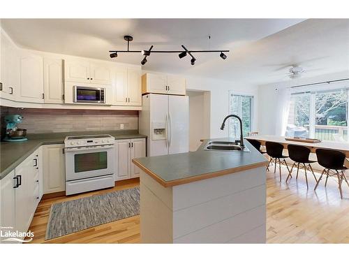 136 Maple Lane, Grey, ON - Indoor Photo Showing Kitchen