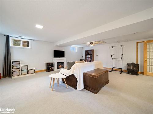 309 Palmer Street, Waubaushene, ON - Indoor Photo Showing Living Room