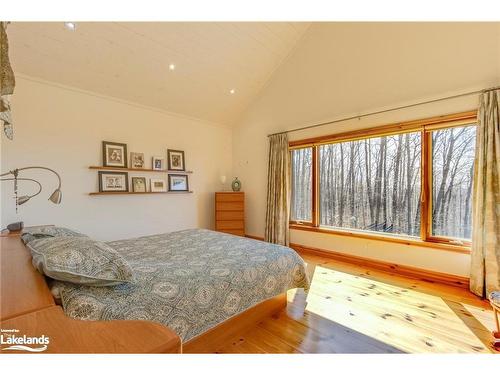 1702 Methodist Point, Tiny, ON - Indoor Photo Showing Bedroom
