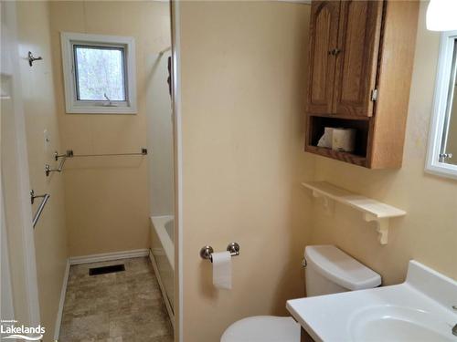 76 Hanes Road, Huntsville, ON - Indoor Photo Showing Bathroom
