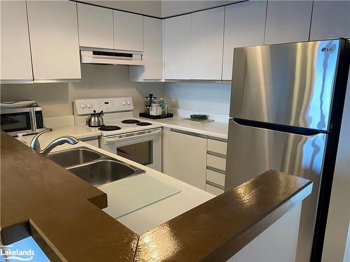 109-10 Ramblings Way, Collingwood, ON - Indoor Photo Showing Kitchen With Double Sink