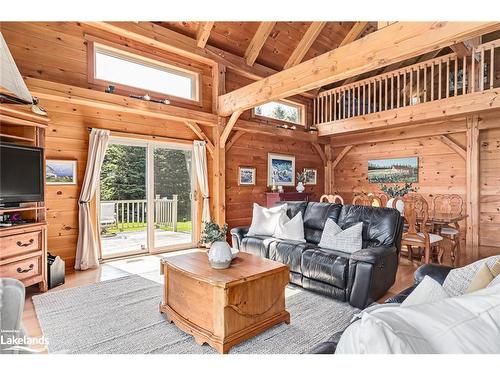 9197 County Road 91 Road, Clearview, ON - Indoor Photo Showing Living Room