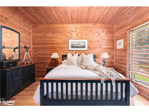 9197 County Road 91 Road, Clearview, ON - Indoor Photo Showing Bedroom