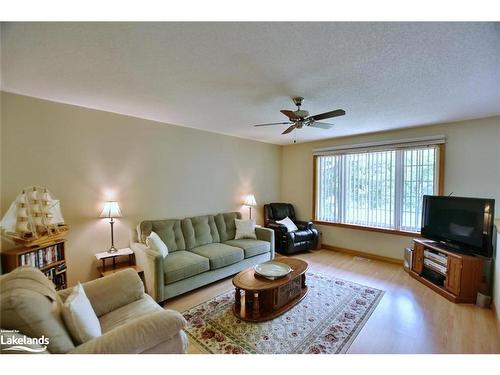 64 47Th Street S, Wasaga Beach, ON - Indoor Photo Showing Living Room