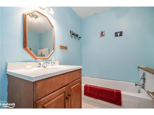 230 Elizabeth Street, Midland, ON - Indoor Photo Showing Bathroom