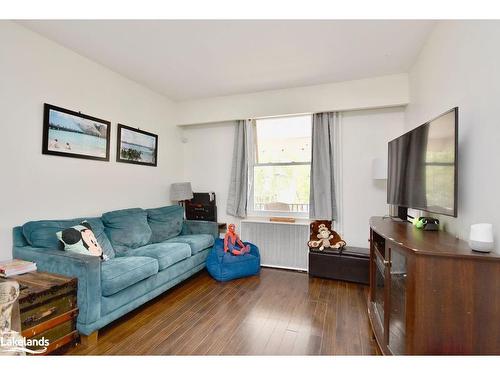104 Penetang Street, Orillia, ON - Indoor Photo Showing Living Room
