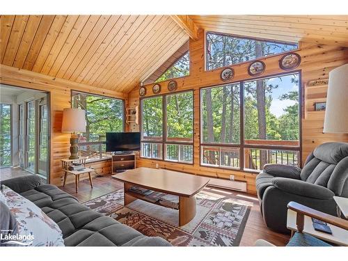 11120 St. Margarets Island, Algonquin Highlands, ON - Indoor Photo Showing Living Room