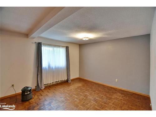 76 32Nd Street S, Wasaga Beach, ON - Indoor Photo Showing Other Room