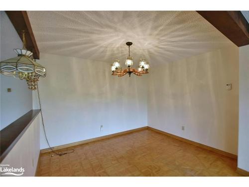 76 32Nd Street S, Wasaga Beach, ON - Indoor Photo Showing Kitchen With Double Sink