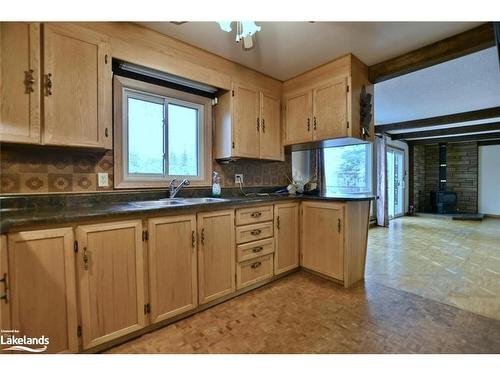 76 32Nd Street S, Wasaga Beach, ON - Indoor Photo Showing Kitchen With Double Sink