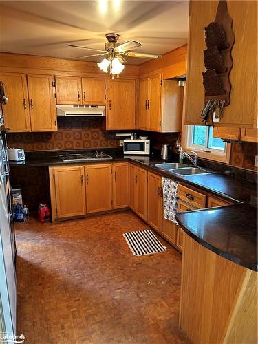 76 32Nd Street S, Wasaga Beach, ON - Indoor Photo Showing Kitchen With Double Sink