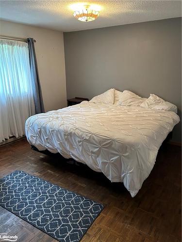 76 32Nd Street S, Wasaga Beach, ON - Indoor Photo Showing Bedroom