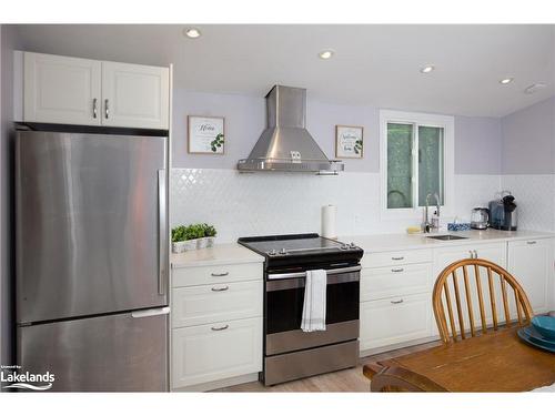 1095 Peter Road, Bracebridge, ON - Indoor Photo Showing Kitchen With Upgraded Kitchen