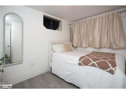 1095 Peter Road, Bracebridge, ON - Indoor Photo Showing Bedroom