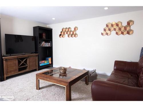 1095 Peter Road, Bracebridge, ON - Indoor Photo Showing Living Room