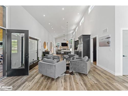 140 Vernon Shores Avenue, Huntsville, ON - Indoor Photo Showing Living Room