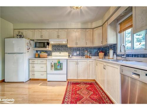 17 Reid Crescent, Collingwood, ON - Indoor Photo Showing Kitchen With Double Sink